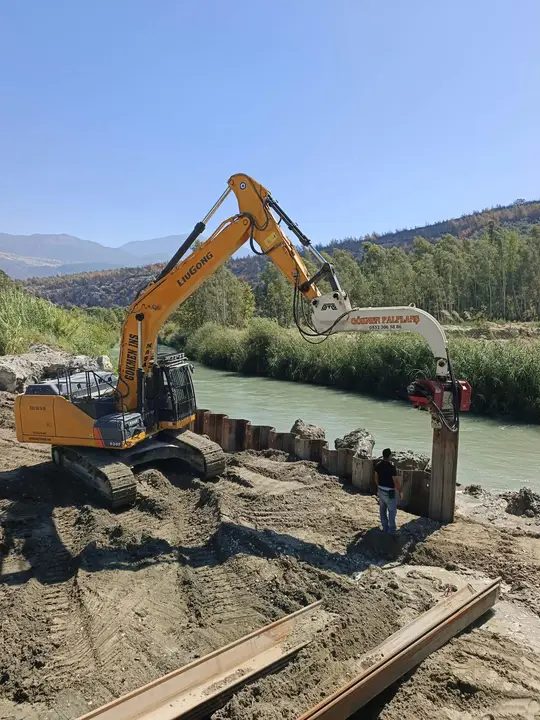 Denizli Palplanş: dere kenarında palplanş çakımı