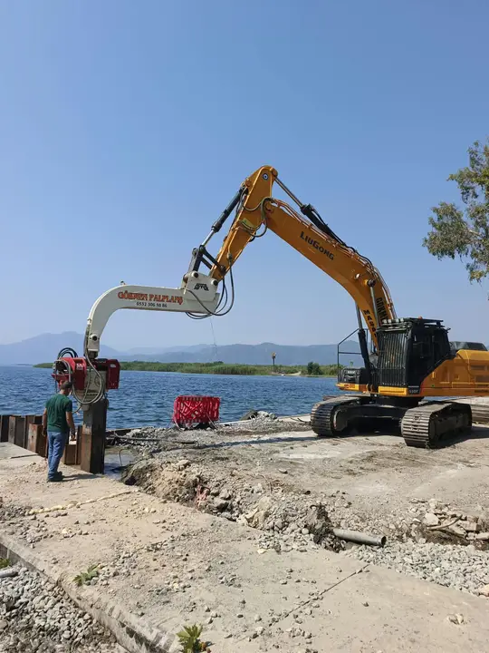 Denizli Palplanş: kıyı kenarında palplanş çakımı